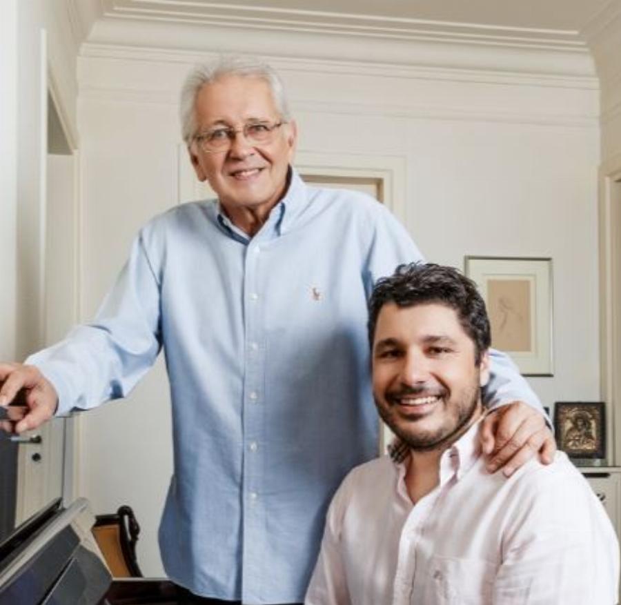 Ένα παλάτι με θέα το απέραντο γαλάζιο: Το νέο σπίτι του Λάμπρου Κωνσταντάρα με πισίνα στη βεράντα και τεράστιο σαλόνι που μας άφησε άφωνους