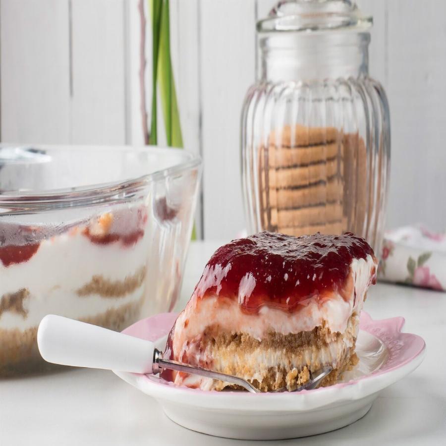 Σκέτος πειρασμός: Γλυκό ψυγείου με γιαούρτι, μπισκότα και μαρμελάδα