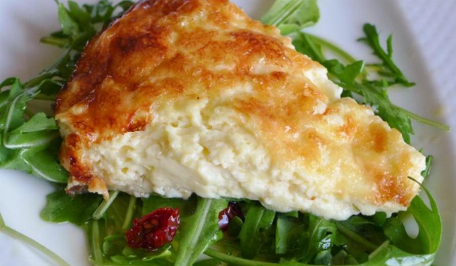 Η πίτα για καλοφαγάδες: Εύκολη συνταγή για μια αφράτη και πληθωρική τυρόπιτα με γιαούρτι χωρίς φύλλο