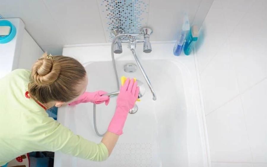 Τα μυστικά για άψογο μπάνιο: Θα απαλλαγείτε μια και καλή από τα άλατα στη μπανιέρα