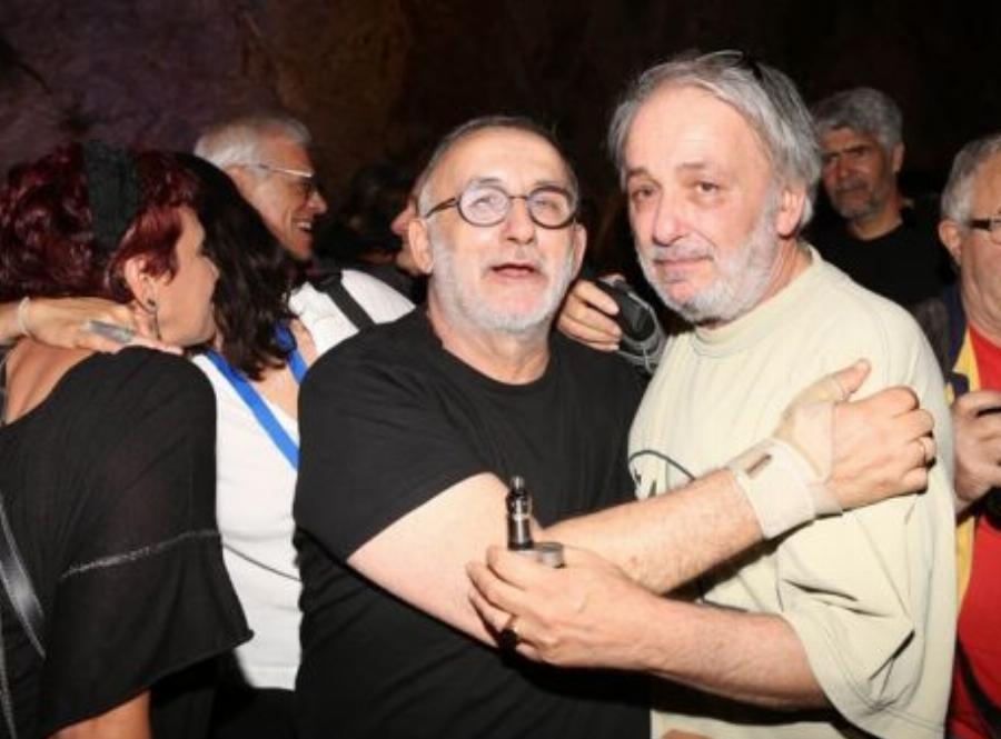 Θάνος Μικρούτσικος: Η δολοφονία που τον στιγμάτισε, οι 3 γάμοι, τα τέσσερα παιδιά, η μάχη με τον καρκίνο και το δημόσιο μήνυμα πριν το τέλος