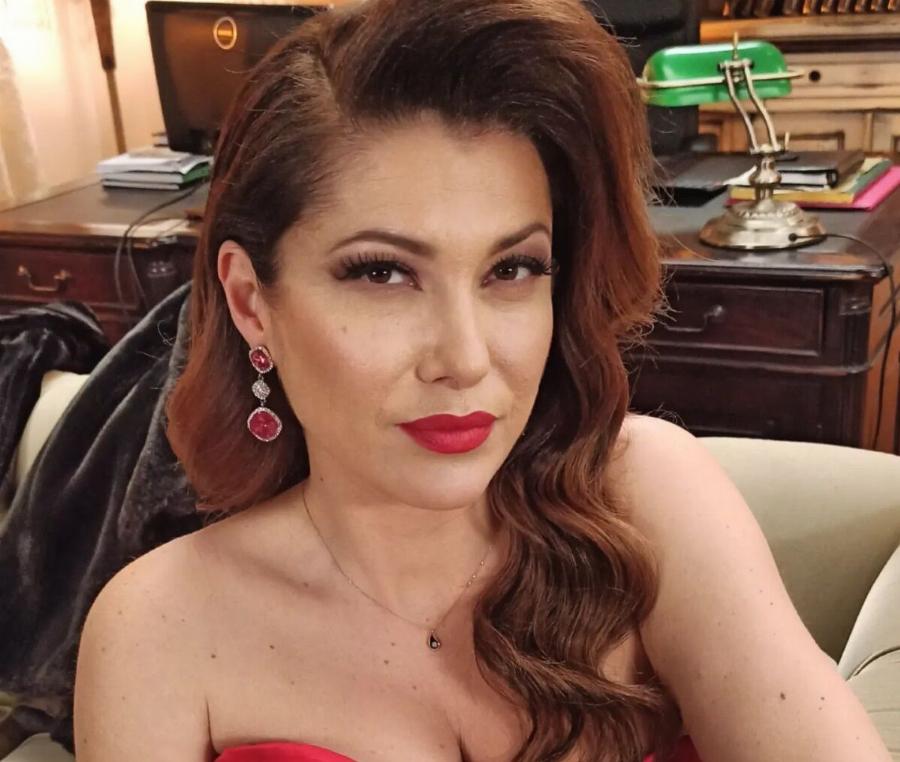 Κλέλια Ρένεση: «Όποιος πει ότι η ζωή του μονογονέα είναι περιορισμένη, πείτε του να κάνει στη μπάντα γιατί μας κόβει τη θέα»