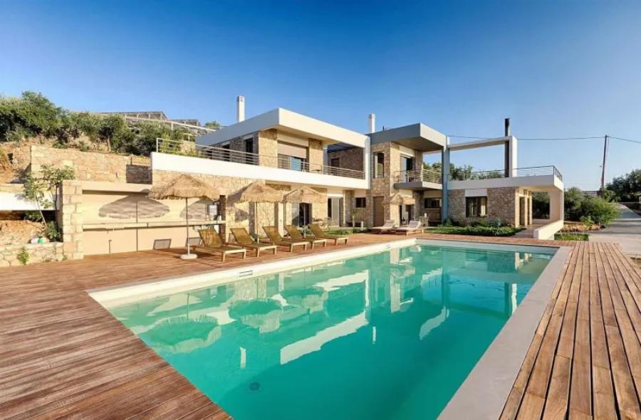 Ένας παράδεισος από πέτρα με θέα τη θάλασσα: Κόβει την ανάσα το πολυτελές ξενοδοχείο της Σταυροπούλου και του Χατζηπαναγιώτη στη Μεσσηνία