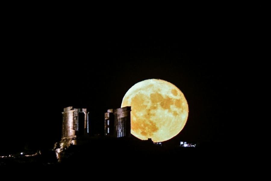 Συγκλονιστικές εικόνες από Ακρόπολη και Σούνιο – Η εντυπωσιακή πανσέληνος πίσω από τα ιερά, αρχικά γλυπτά