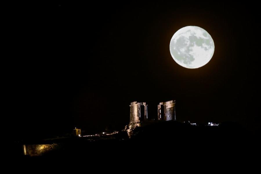 Συγκλονιστικές εικόνες από Ακρόπολη και Σούνιο – Η εντυπωσιακή πανσέληνος πίσω από τα ιερά, αρχικά γλυπτά