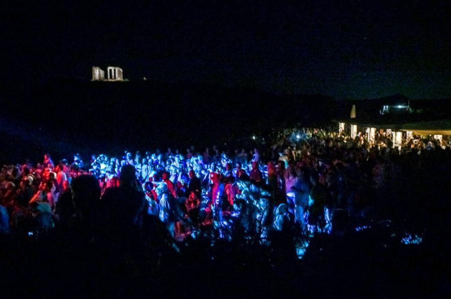 Συγκλονιστικές εικόνες από Ακρόπολη και Σούνιο – Η εντυπωσιακή πανσέληνος πίσω από τα ιερά, αρχικά γλυπτά