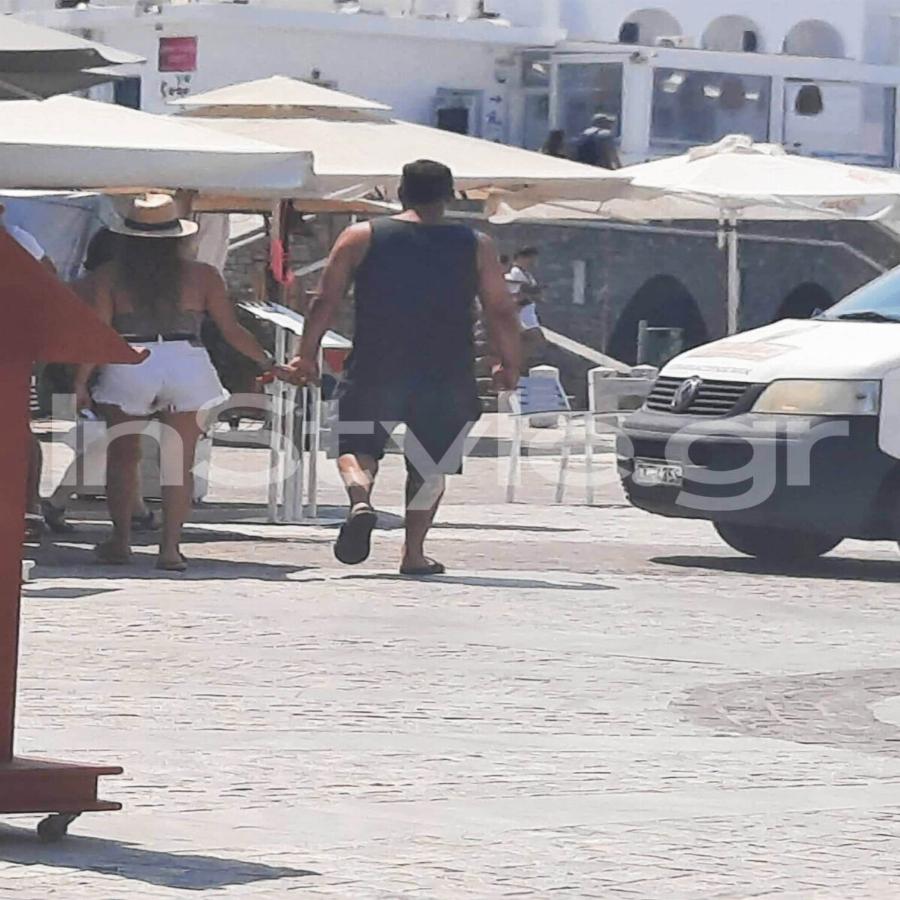 Δεν κρύβεται ο έρωτας τους: Χέρι-χέρι Βανδή και Μπισμπίκης στα σοκάκια της Πάρου