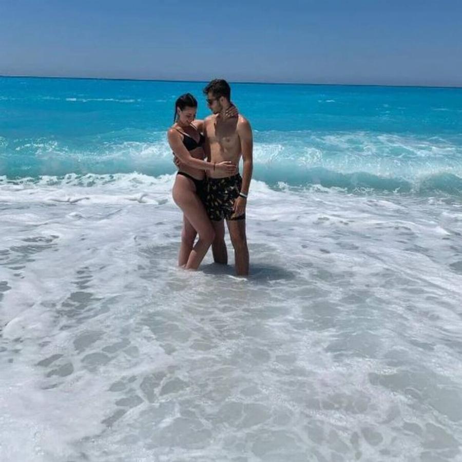 Μεγάλωσε ο «Γιαννάκης» από τους «Ευτυχισμένους Μαζί»: Πιο ερωτευμένος από ποτέ σε διακοπές με την αγαπημένη του