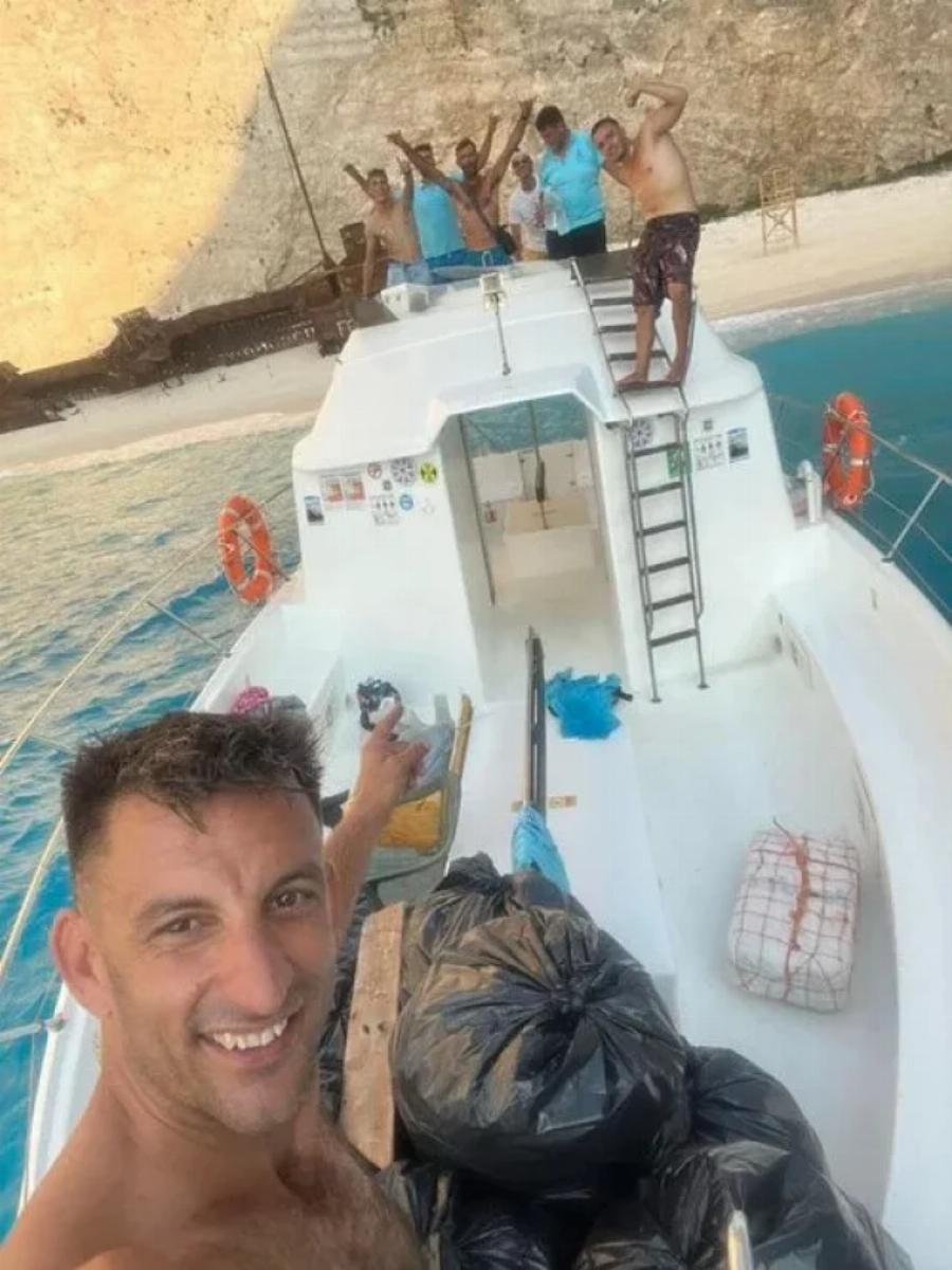 Παραλία ναυάγιο στην Ζάκυνθο: Ιδιοκτήτες σκαφών μάζεψαν τα σκουπίδια στο Ναυάγιο