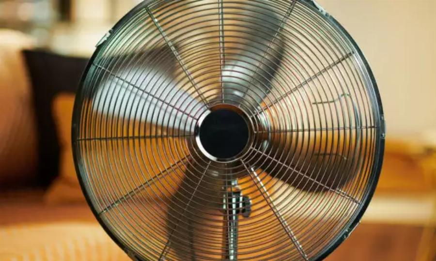 Καλοκαιράκι και κουνούπια: Το απίστευτο κόλπο με τον ανεμιστήρα για να εξοντώνετε τους ανεπιθύμητους επισκέπτες