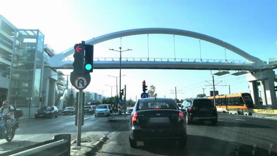 Γράφει κλήση αν περάσουμε με κόκκινο: Ήρθε το πρώτο «έξυπνο» φανάρι στην Ελλάδα