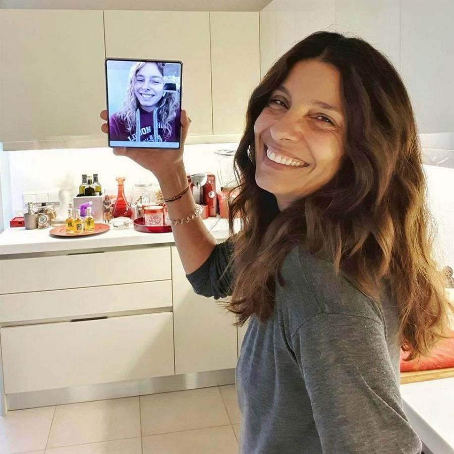 Σύγχρονο, με γούστο και μια ανάσα από το κέντρο της Αθήνας: Αυτός είναι ο παράδεισος γεμάτος βιβλία της Πόπης Τσαπανίδου