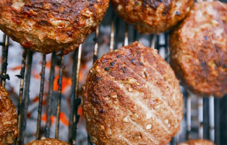 Δεν είχαμε ιδέα: Τα χειρότερα λάθη που κάνουμε όλοι στο ψήσιμο των μπιφτεκιών