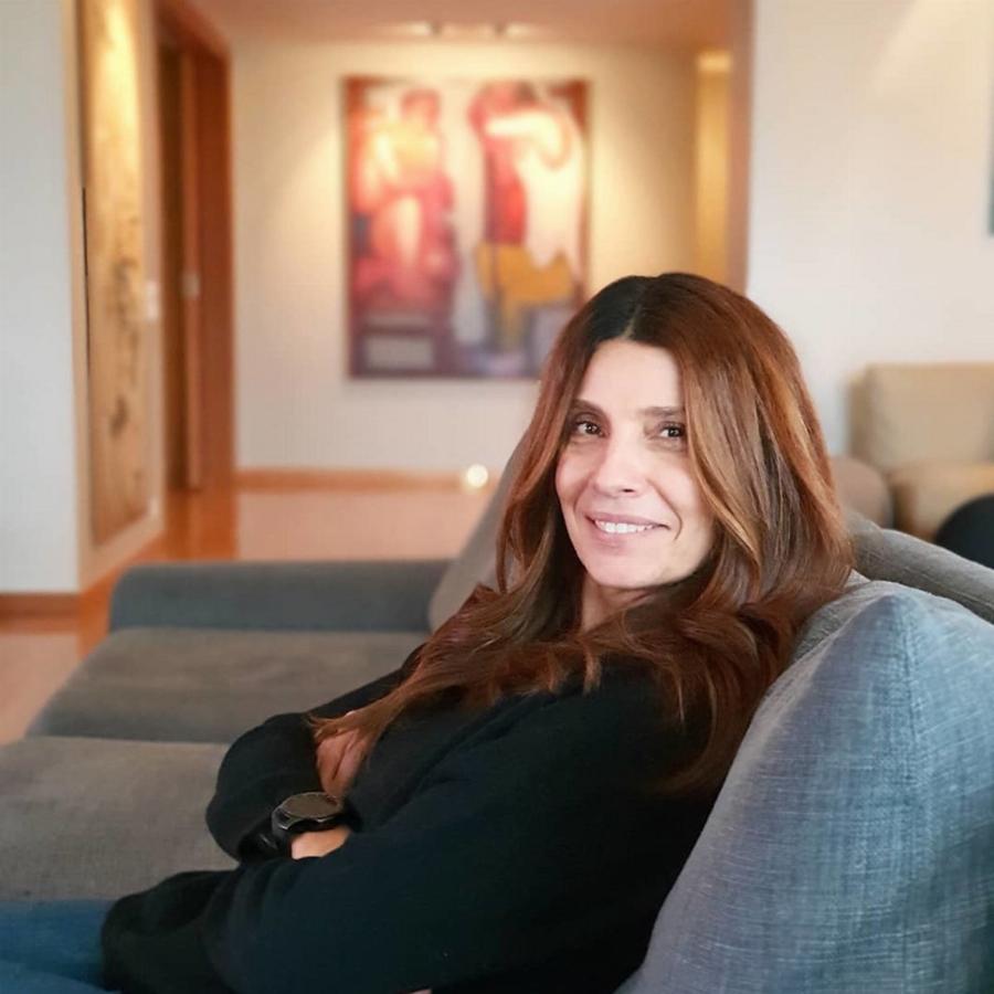 Σύγχρονο, με γούστο και μια ανάσα από το κέντρο της Αθήνας: Αυτός είναι ο παράδεισος γεμάτος βιβλία της Πόπης Τσαπανίδου