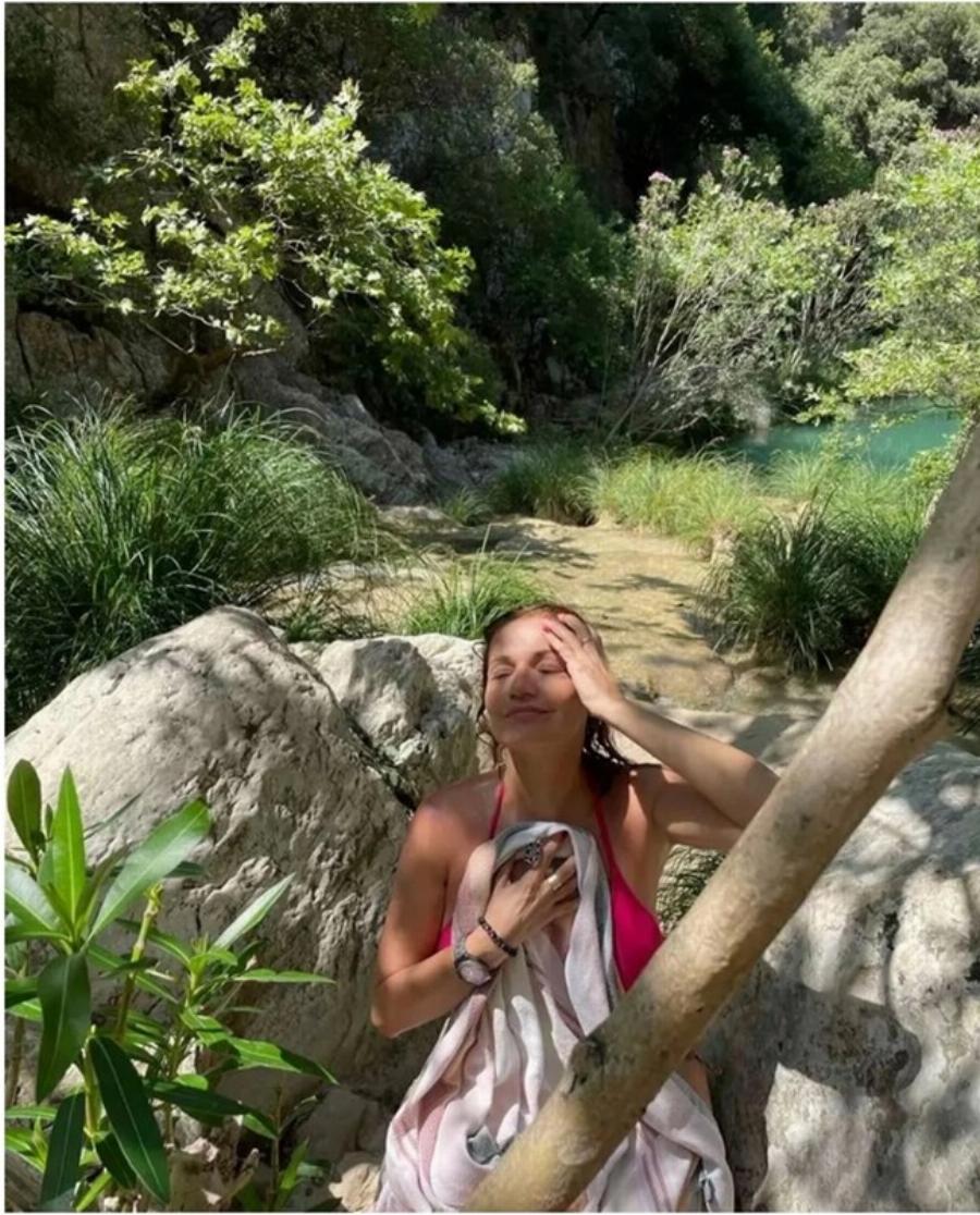 Εντυπωσιάζει με το κορμί της η Παναγιώτα Βλαντή: Παραμένει αψεγάδιαστη στα 53 της και απολαμβάνει βουτιές σε καταρράκτες