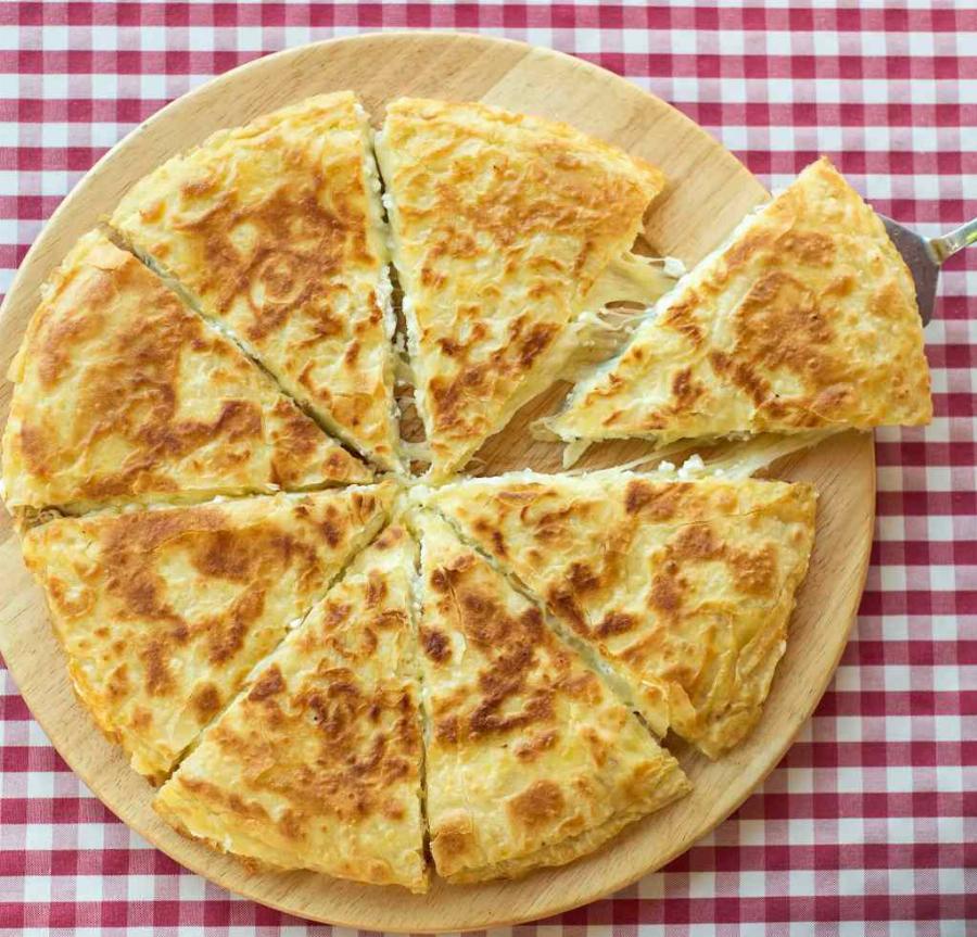 Λιώνει στο στόμα: Λαχταριστή τυρόπιτα περέκ με 4 υλικά, οικονομική και με τις πιο λίγες θερμίδες