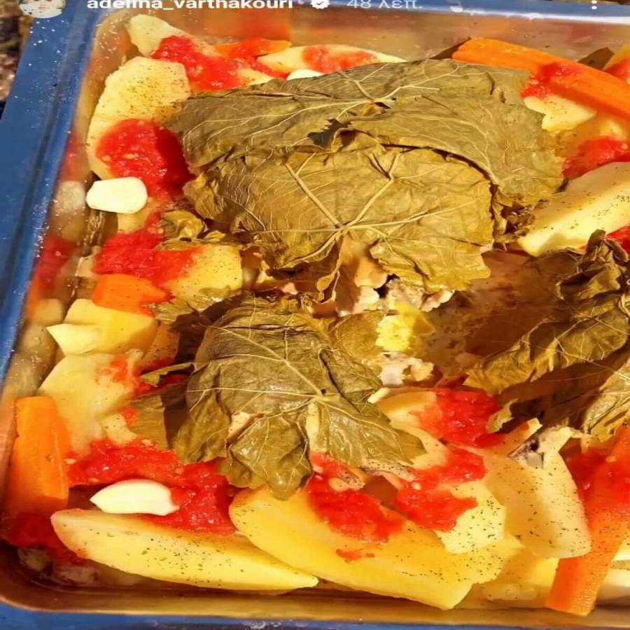 Το μυστικό της Αντελίνας Βαρθακούρη: Φτιάξτε το απίθανο κοτόπουλο φούρνου που βγαίνει σαν λουκούμι