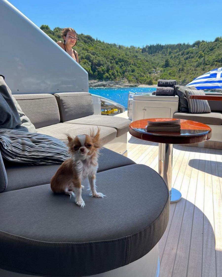 Η Ντέμι Μουρ φέρνει το Χόλιγουντ στα νησιά: Κάνει διακοπές στην Ελλάδα και αποθεώνει την χώρα μας ποζάροντας με την ελληνική σημαία