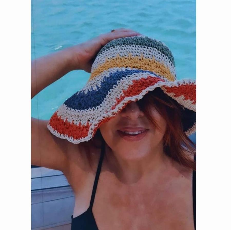 Η Ελένη Ράντου στα 56 της είναι το κάτι άλλο: Ποζάρει στη θάλασσα άβαφη και φυσική και λέει όχι στο ρετούς