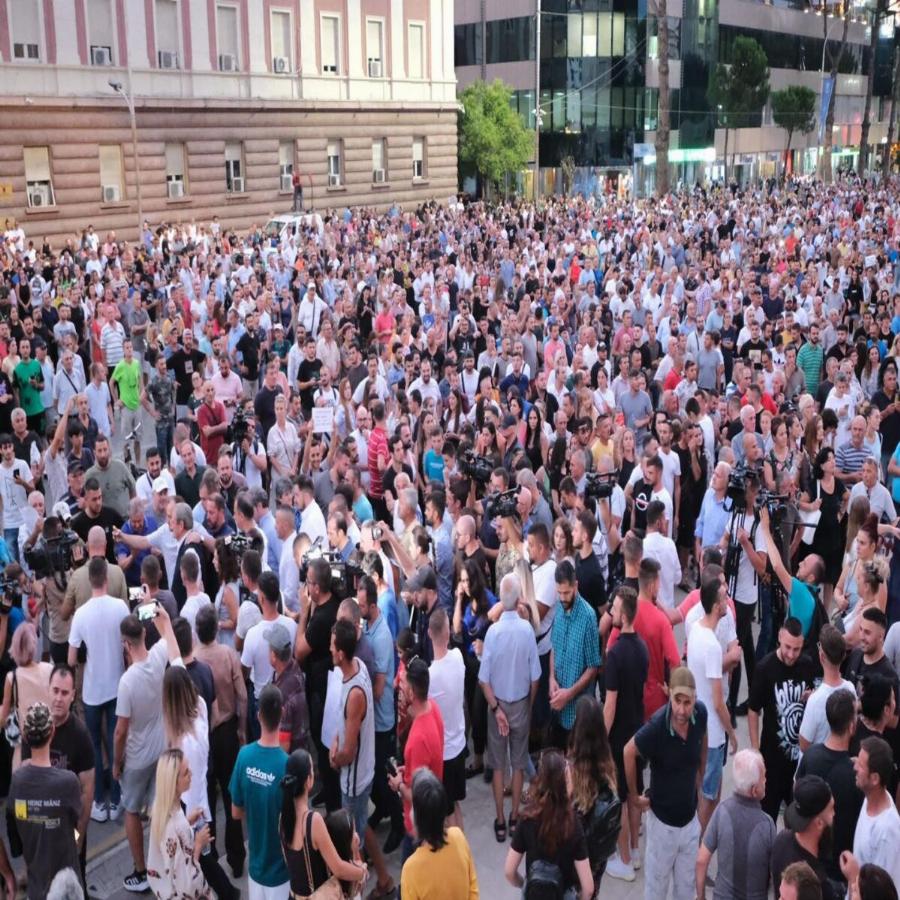 Τραγωδία στην Αλβανία: Κοριτσάκι διαμελίστηκε από προπέλα – Ο πατέρας επιτέθηκε στον αστυνομικό που οδηγούσε το φουσκωτό