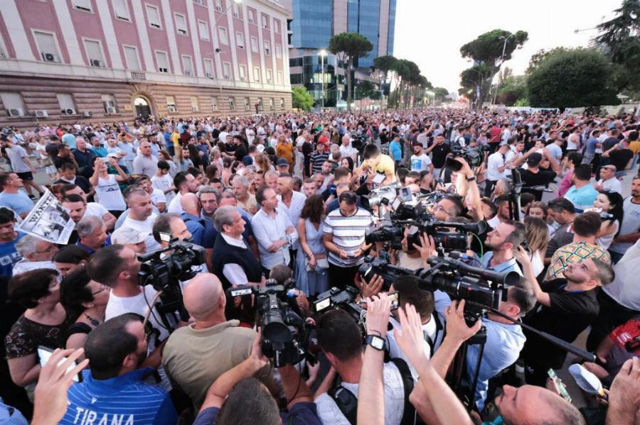 Τραγωδία στην Αλβανία: Κοριτσάκι διαμελίστηκε από προπέλα – Ο πατέρας επιτέθηκε στον αστυνομικό που οδηγούσε το φουσκωτό