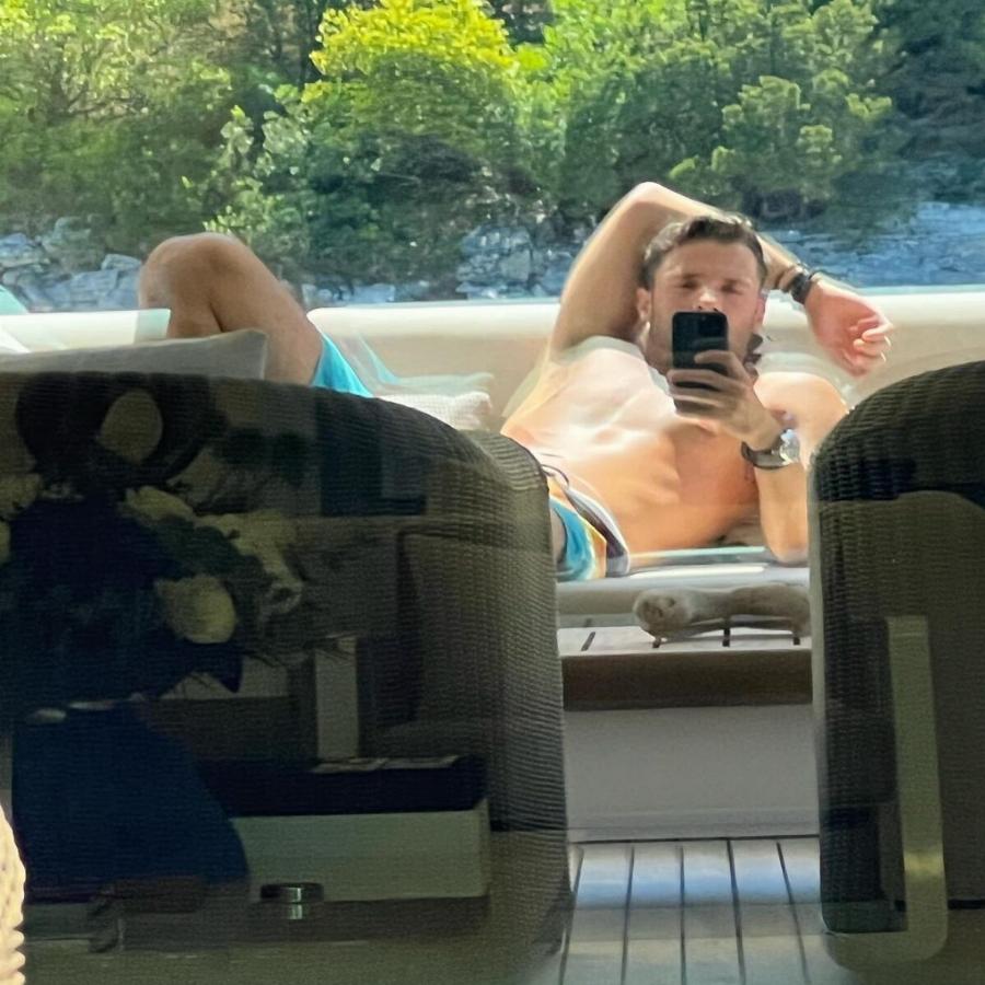 Ο Κωνσταντίνος Αργυρός κόβει την ανάσα: Ποζάρει ημίγυμνος στο ηλιοβασίλεμα και οι θαυμάστριες ζητάνε να τις παντρευτεί