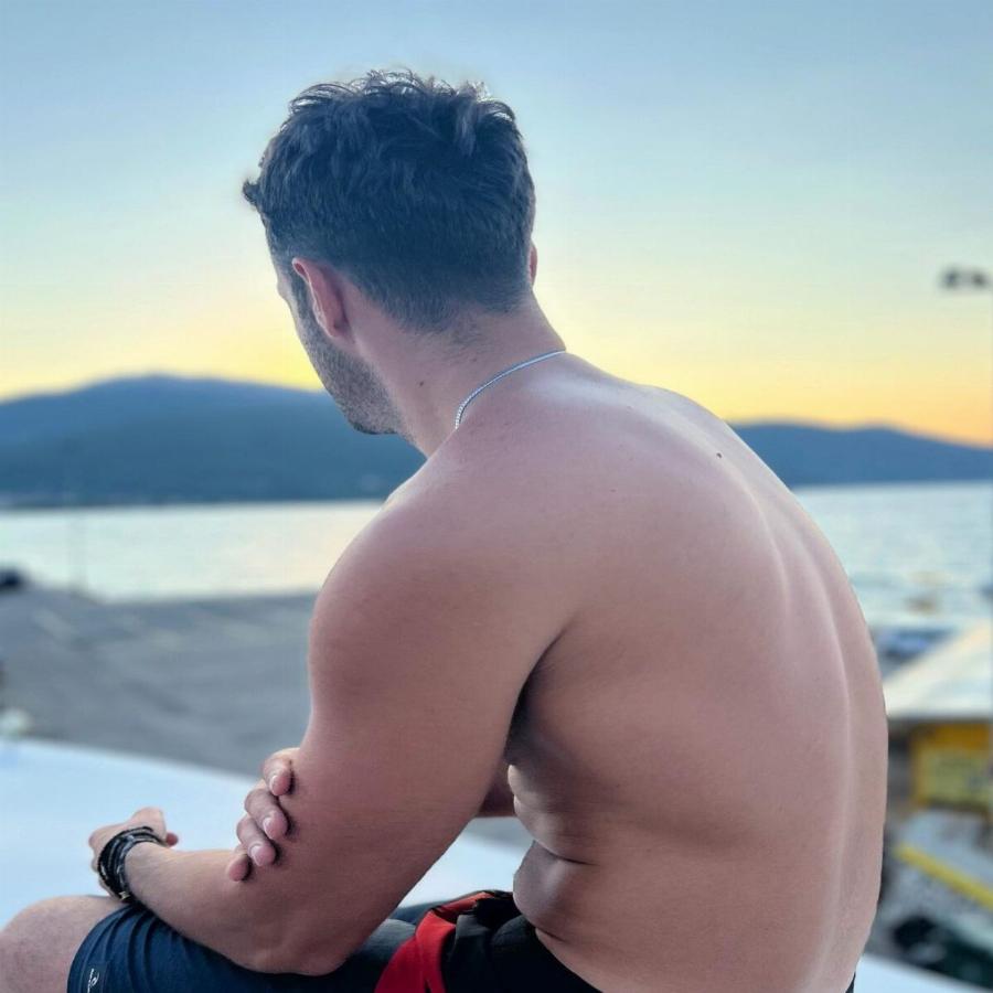 Ο Κωνσταντίνος Αργυρός κόβει την ανάσα: Ποζάρει ημίγυμνος στο ηλιοβασίλεμα και οι θαυμάστριες ζητάνε να τις παντρευτεί