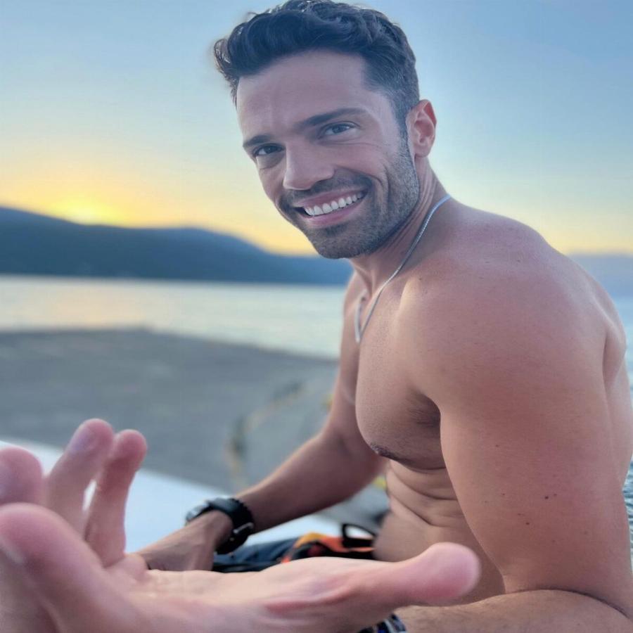 Ο Κωνσταντίνος Αργυρός κόβει την ανάσα: Ποζάρει ημίγυμνος στο ηλιοβασίλεμα και οι θαυμάστριες ζητάνε να τις παντρευτεί