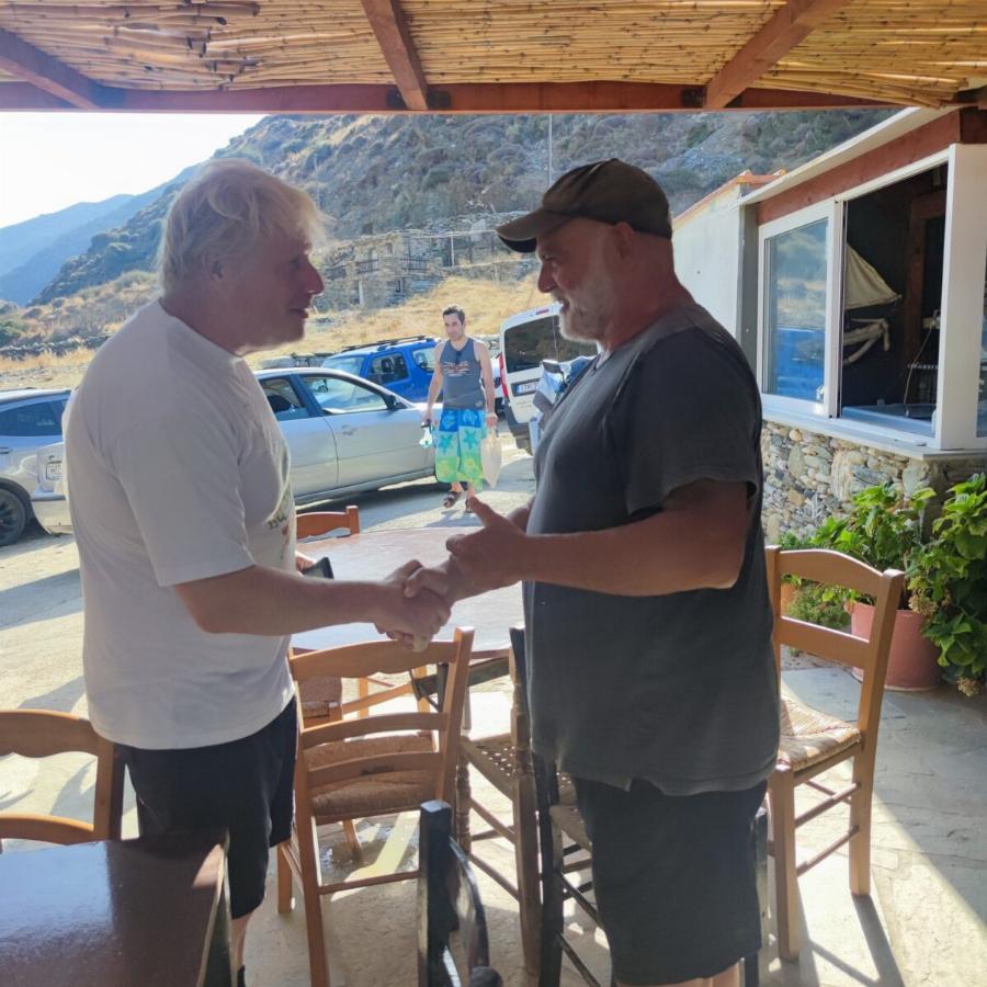 Προεδρικά ούζα: Ο Μπόρις Τζόνσον ήπιε ούζα με τον Κώστα Μυλωνά στην Εύβοια και το ευχαριστήθηκε