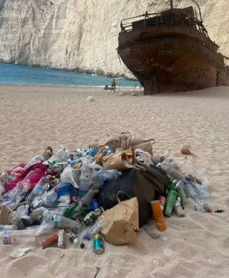 Παραλία ναυάγιο στην Ζάκυνθο: Ιδιοκτήτες σκαφών μάζεψαν τα σκουπίδια στο Ναυάγιο