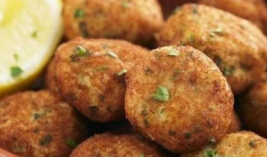 Ό,τι πρέπει για τη νηστεία: Αφράτοι και λαχταριστοί ταραμοκεφτέδες με πατάτα στο φούρνο