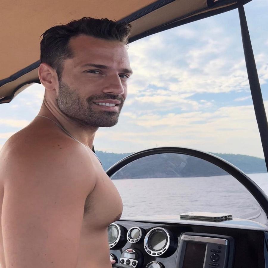 Ο Κωνσταντίνος Αργυρός κόβει την ανάσα: Ποζάρει ημίγυμνος στο ηλιοβασίλεμα και οι θαυμάστριες ζητάνε να τις παντρευτεί