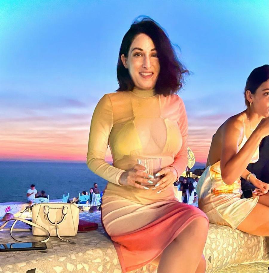 Η Ιωάννα Παλιοσπύρου ποζάρει με σέξι φόρεμα: Φωτογραφίζεται και μαγνητίζει όλα τα βλέμματα