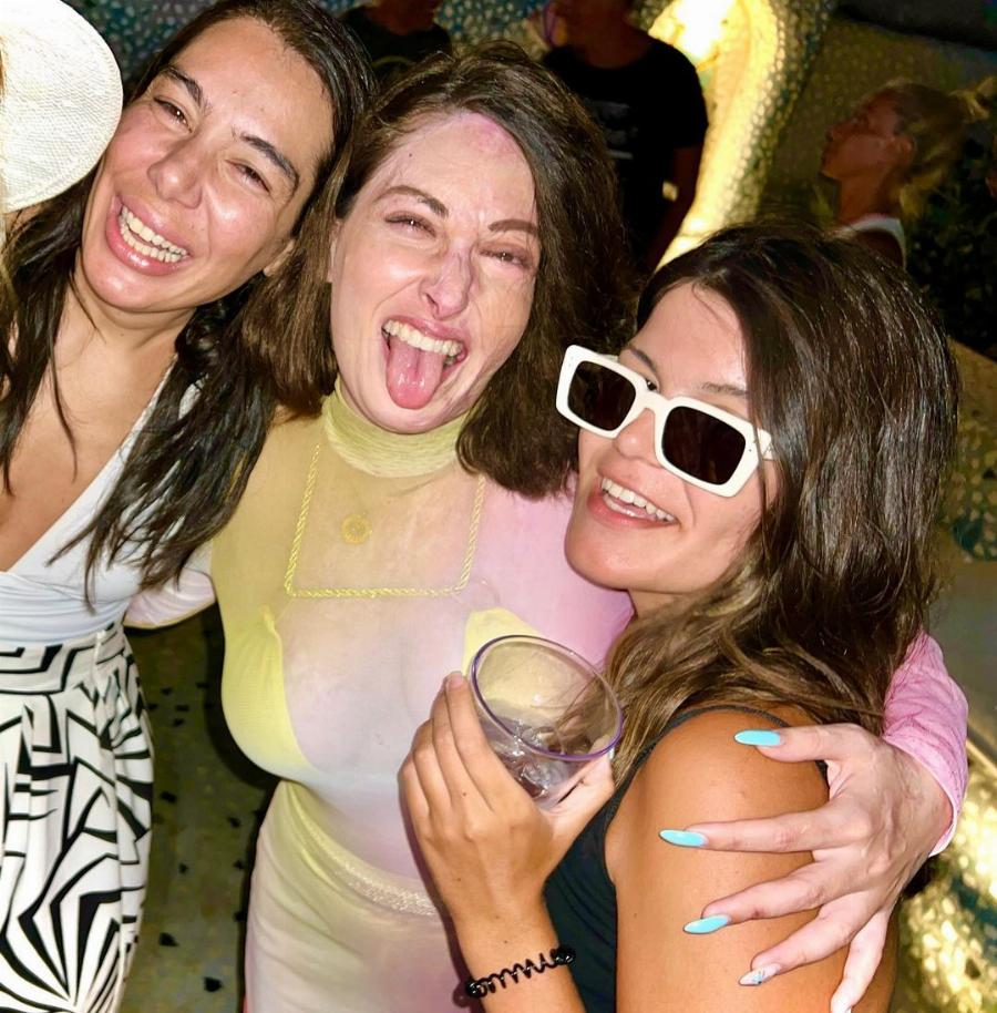 Η Ιωάννα Παλιοσπύρου ποζάρει με σέξι φόρεμα: Φωτογραφίζεται και μαγνητίζει όλα τα βλέμματα