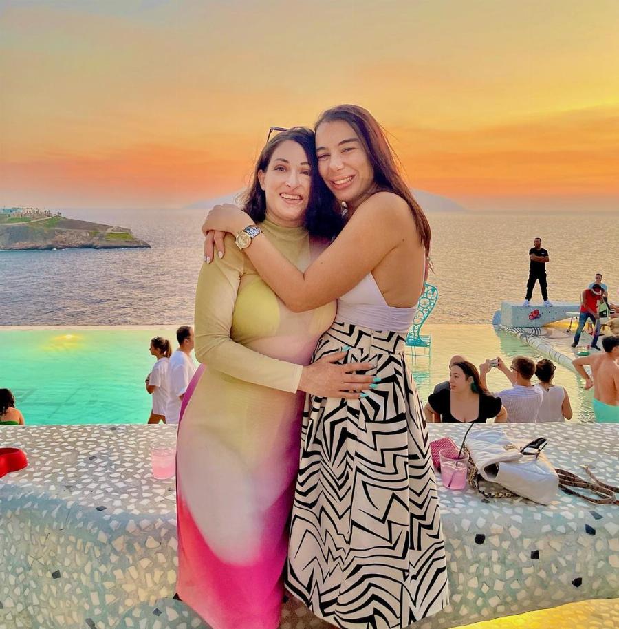 Η Ιωάννα Παλιοσπύρου ποζάρει με σέξι φόρεμα: Φωτογραφίζεται και μαγνητίζει όλα τα βλέμματα