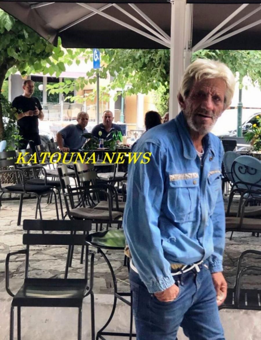 Μας έβαλε τα γυαλιά: Ο Βαγγέλης, ο φτωχός και καταφρονεμένος της πλατείας, βρήκε τσάντα με 4.000 ευρώ και την παρέδωσε