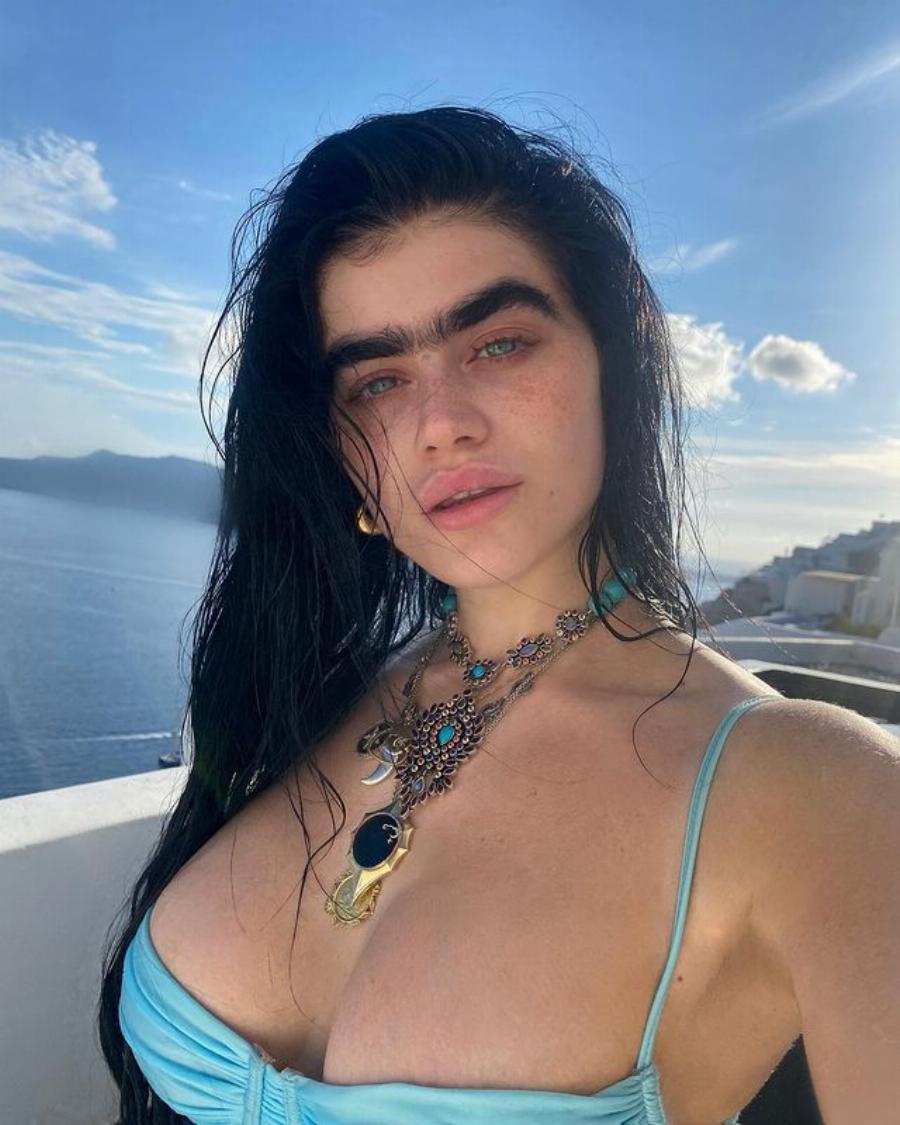 Σαγηνευτικά φρύδια και κορμί λαμπάδα: Η Σοφία Χατζηπαντελή κάνει τους άντρες να λιποθυμούν με  την ομορφιά της