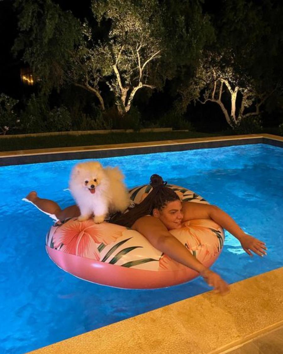 Μοναδική Δανάη Μπάρκα: Καλοκαρινές πόζες με σκυλάκι σε πισίνα και με την κουλούρα της