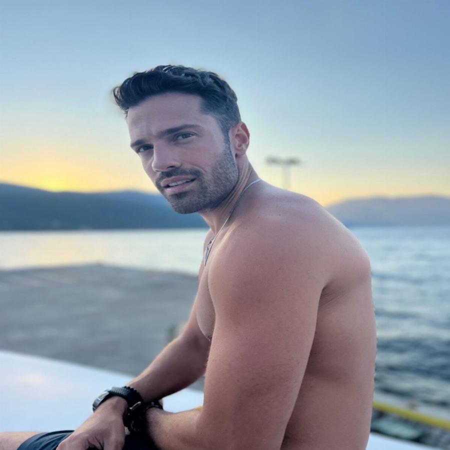 Ο Κωνσταντίνος Αργυρός κόβει την ανάσα: Ποζάρει ημίγυμνος στο ηλιοβασίλεμα και οι θαυμάστριες ζητάνε να τις παντρευτεί