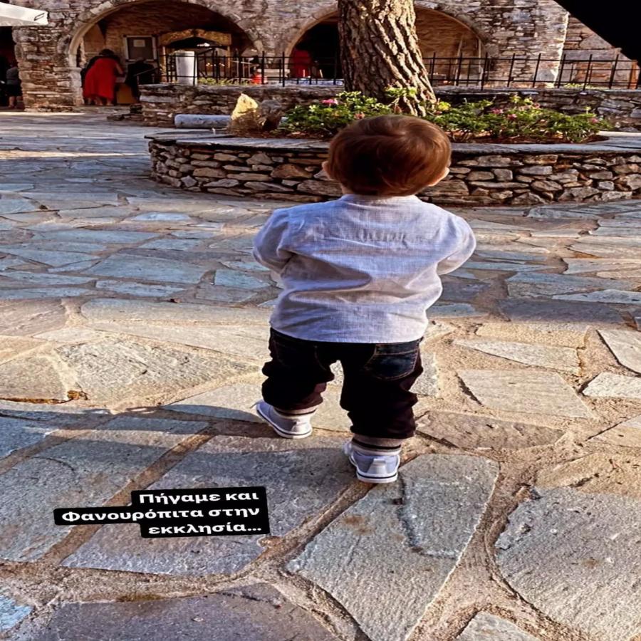 Ο Άκης Πετρετζίκης σε σπάνια στιγμιότυπα με τον γιο του: «Πήγαμε και Φανουρόπιτα στην εκκλησία»