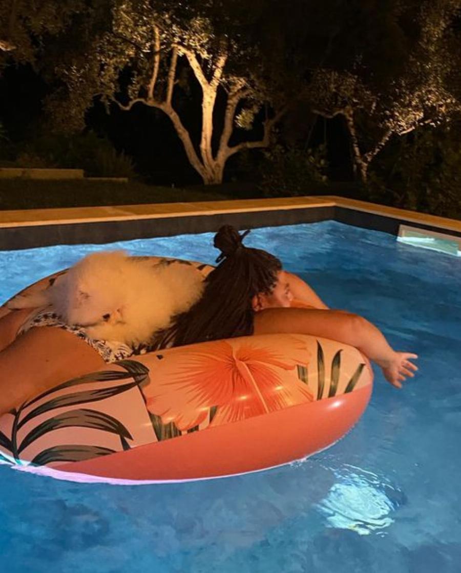 Μοναδική Δανάη Μπάρκα: Καλοκαρινές πόζες με σκυλάκι σε πισίνα και με την κουλούρα της