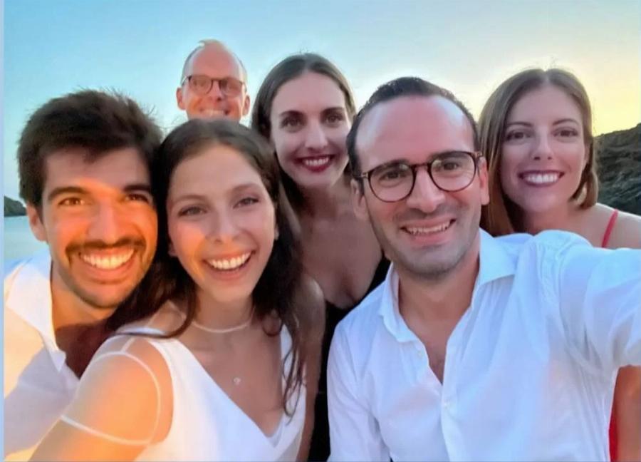 Λαμπερή τελετή γάμου: Η Πόπη Τσαπανίδου πάντρεψε την κόρη της με μια λαμπερή τελετή στην Τήνο