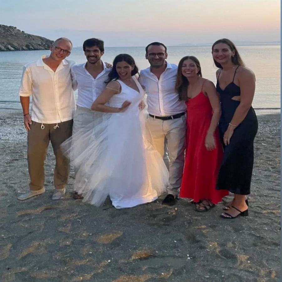 Λαμπερή τελετή γάμου: Η Πόπη Τσαπανίδου πάντρεψε την κόρη της με μια λαμπερή τελετή στην Τήνο