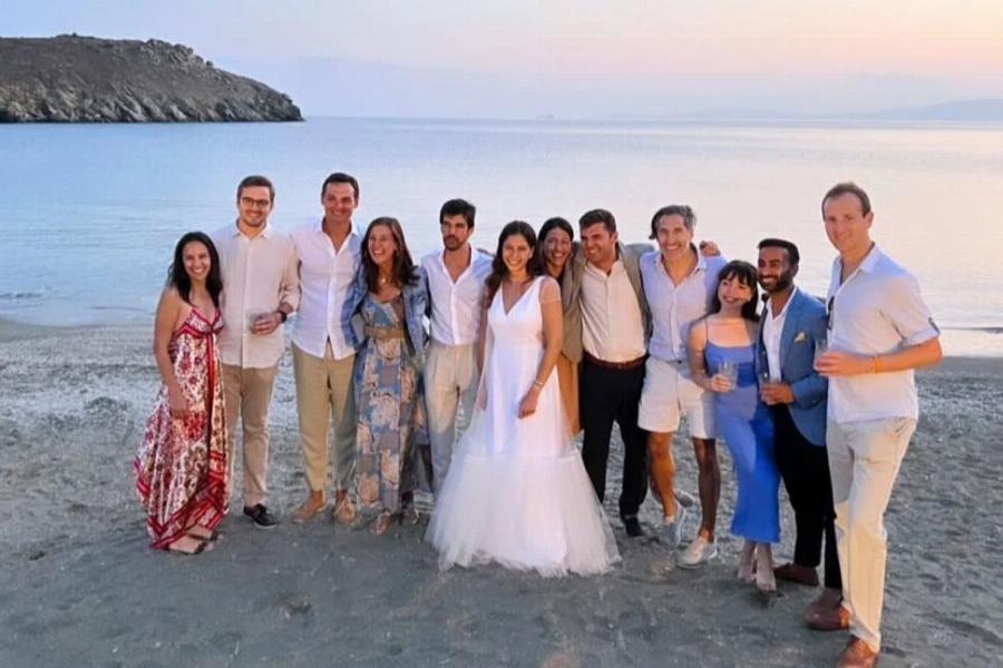 Λαμπερή τελετή γάμου: Η Πόπη Τσαπανίδου πάντρεψε την κόρη της με μια λαμπερή τελετή στην Τήνο