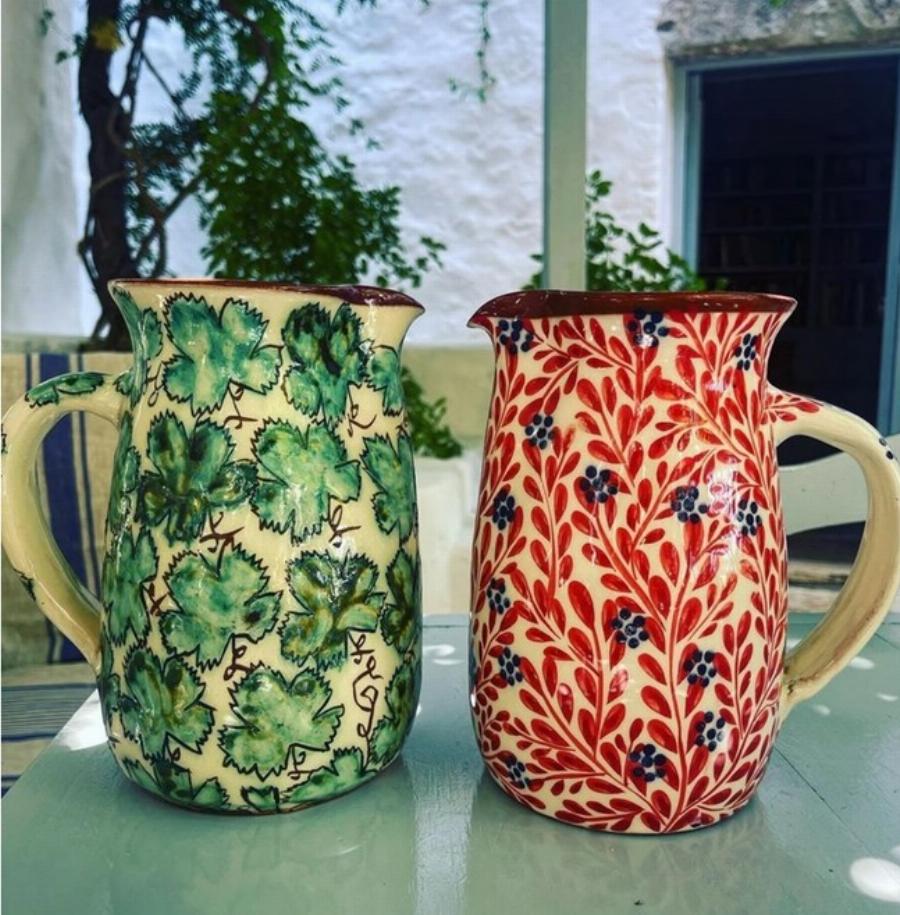 Μια μάτια στο εντυπωσιακό εξοχικό της Τζένης Μπαλατσινού στην Πάτμο: Τα πιάτα, οι κανάτες και το απέραντο γαλάζιο