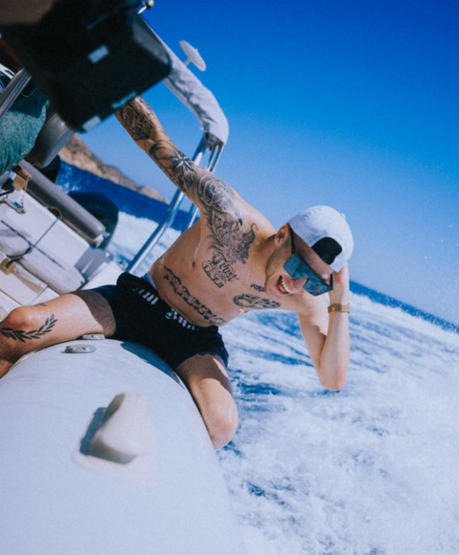 Σούσουρο με τον Tranno σε πανηγύρι στην Ηλεία: Οι τρυφερές αγκαλιές με την κοπέλα του