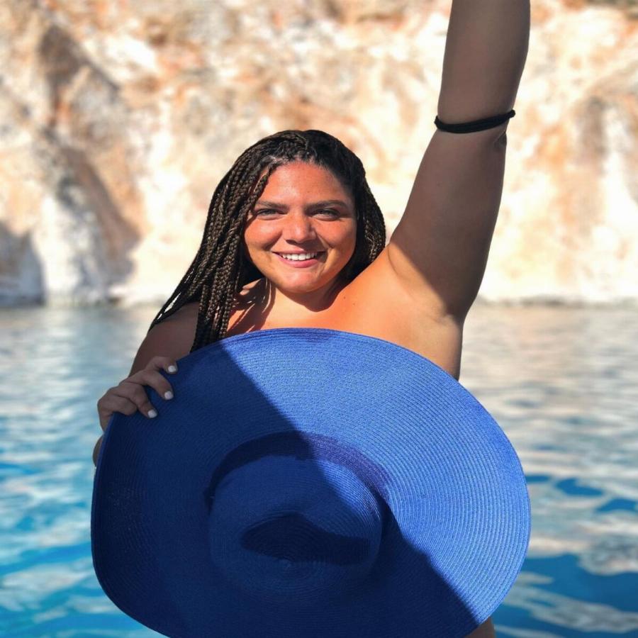 Εντυπωσιάζει με τα κάλλη της: Η Δανάη Μπάρκα χαμογελάει στη κάμερα και κρύβει το κορμί της με ένα καπέλο