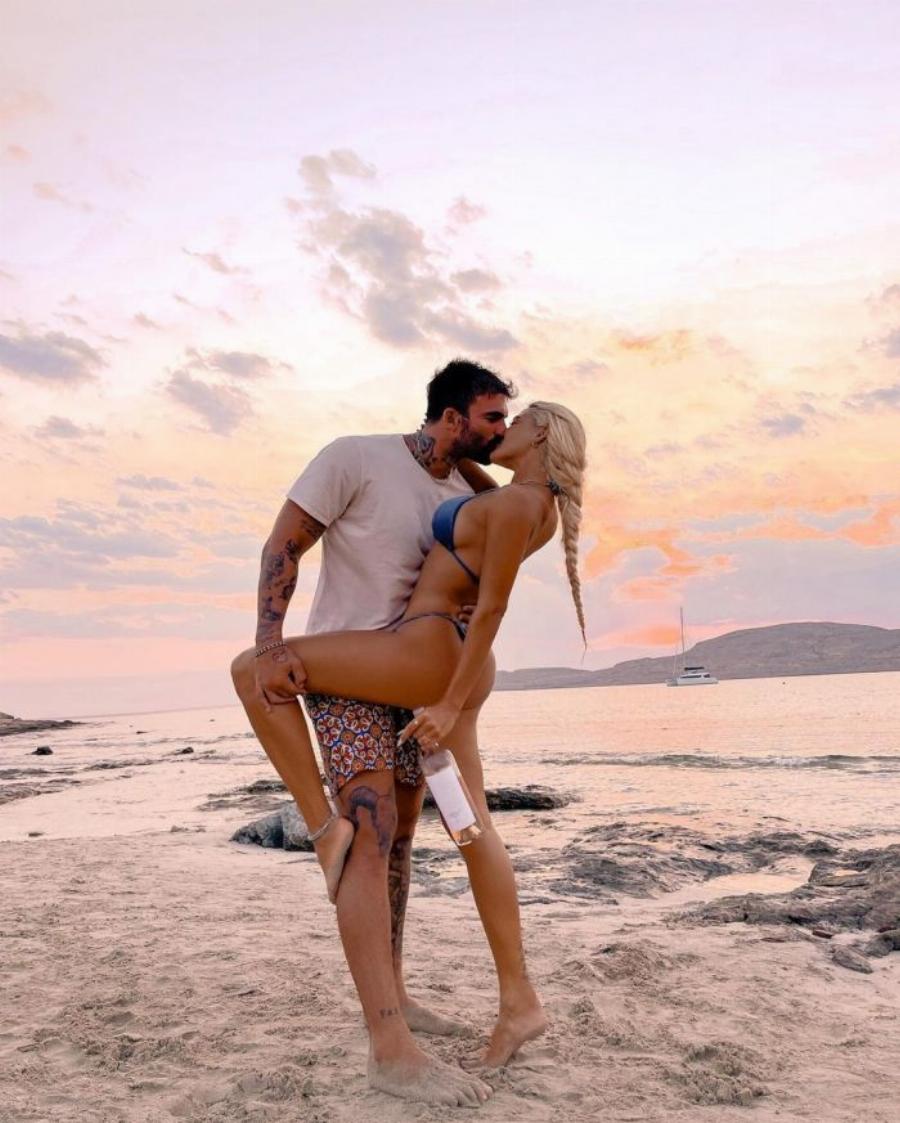 Σαν δύο σταγόνες νερό με τον Τσιμιτσέλη: Μας συστήνει τη μητέρα του και η ομοιότητα είναι απίστευτη