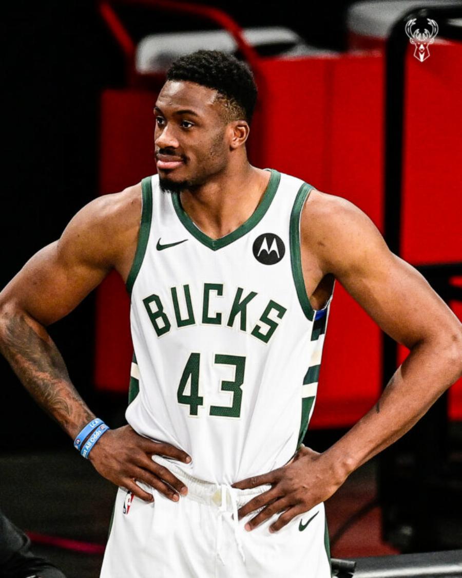 “Είμαι ο Θανάσης Αντετοκούνμπο και γεννήθηκα στο Αρεταίειο. Η χώρα μου δεν είναι η Αμερική, αλλά η Ελλάδα”