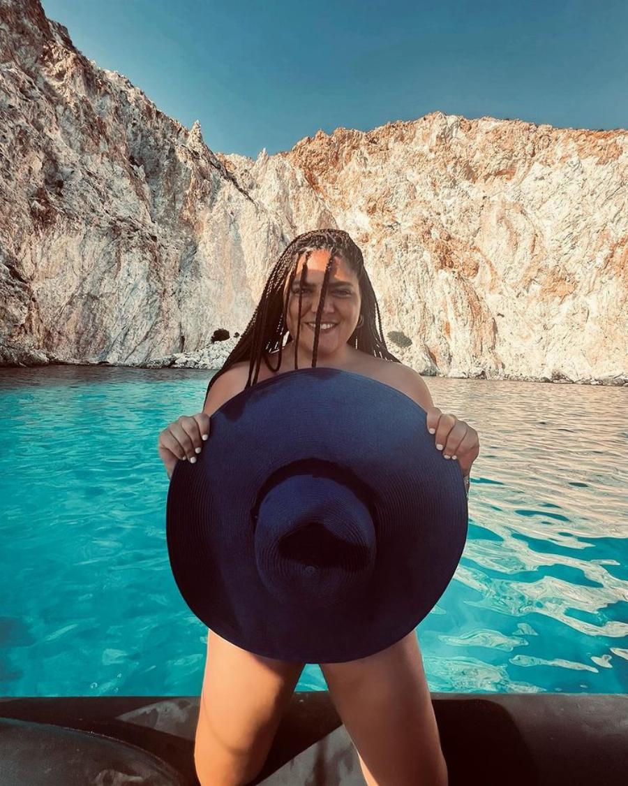 Εντυπωσιάζει με τα κάλλη της: Η Δανάη Μπάρκα χαμογελάει στη κάμερα και κρύβει το κορμί της με ένα καπέλο